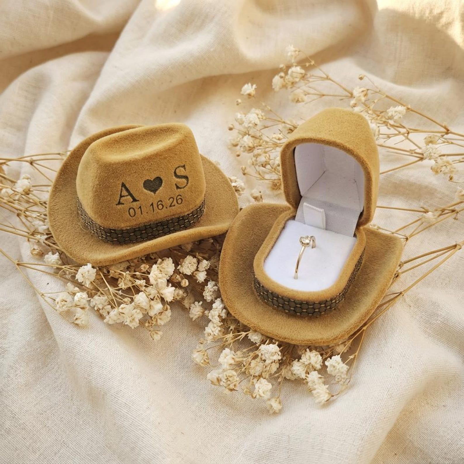 Personalized Cowboy Hat Ring B - огляд і ціна Velvet Jewelry Box